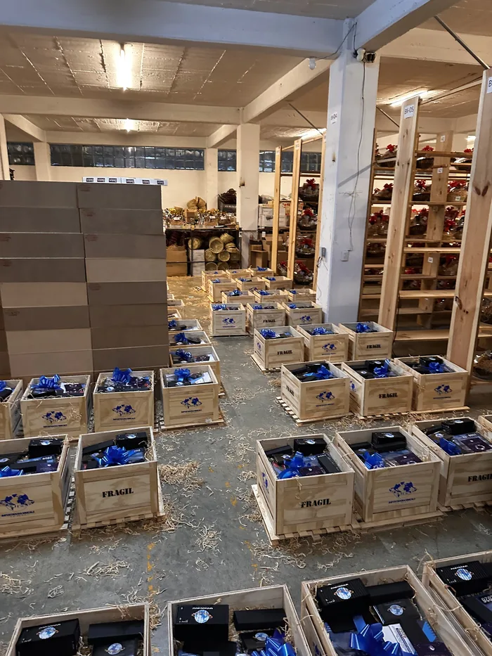Armado y empaque de arcones navideños económicos en taller